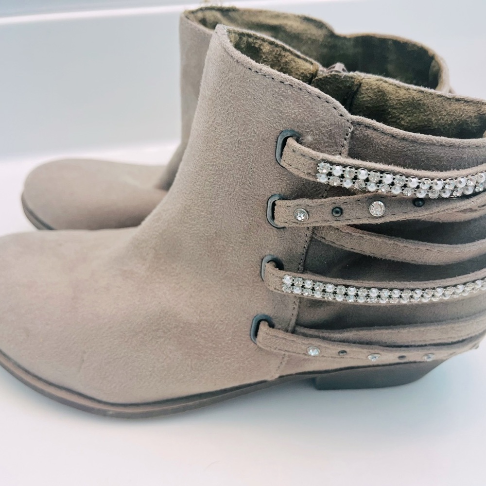 Women’s size 4 light tan zip up booties with small heel